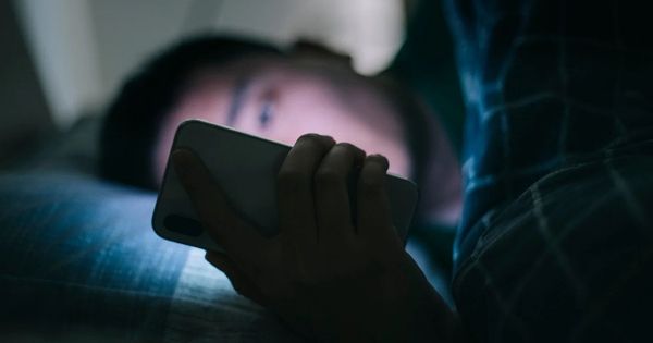 Nghiên cứu 1.300 người tiết lộ sự thật chấn động về thói quen dùng điện thoại
trước khi ngủ