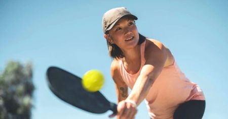 Chơi cho khỏe, nên chọn pickleball hay cầu lông?