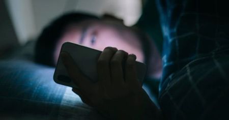 Nghiên cứu 1.300 người tiết lộ sự thật chấn động về thói quen dùng điện thoại
trước khi ngủ